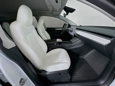 Used 2025 Tesla Model Y Long Range image 29