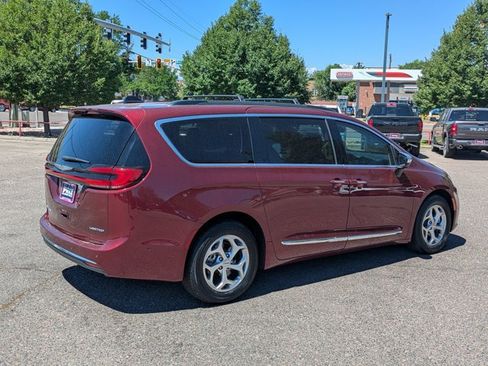 Used 2023 Chrysler Pacifica Limited FWD image 5