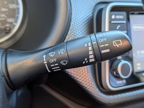 Used 2020 Nissan Kicks S image 28