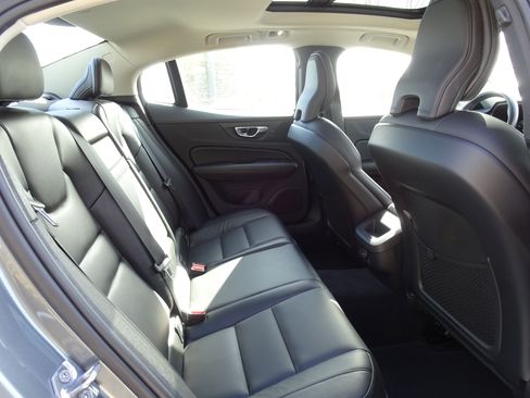 Used 2021 Volvo S60 T6 Momentum w/ Climate Package image 20