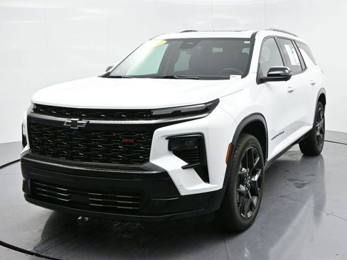 Used 2024 Chevrolet Traverse RS image 3