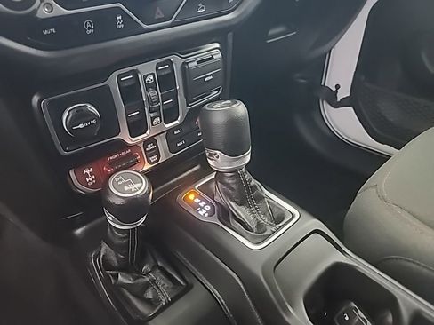 Used 2025 Jeep Wrangler Unlimited Rubicon image 37