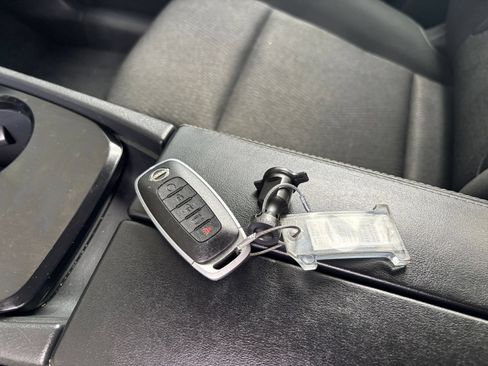 Used 2025 Nissan Rogue SV FWD image 17