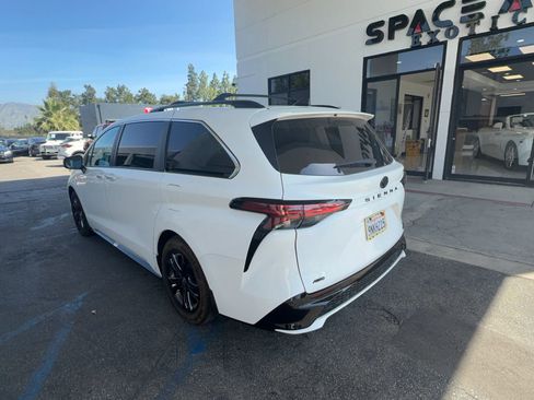 Used 2024 Toyota Sienna XSE w/ XSE Premium Package image 4