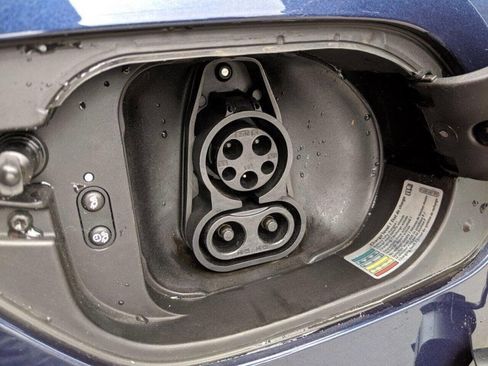 Used 2016 Volkswagen e-Golf SE w/ DC Fast Charging Package image 15