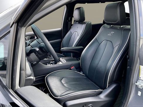 Used 2023 Chrysler Pacifica Limited w/ S Appearance Package image 21
