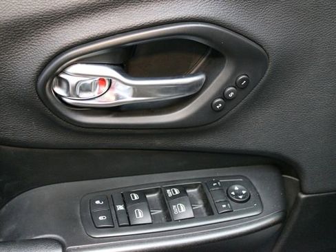 Used 2019 Jeep Cherokee Trailhawk AWD/4WD image 18