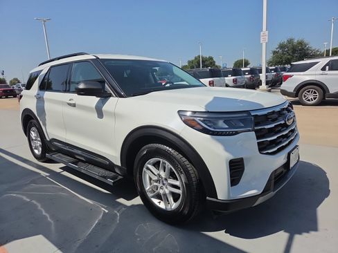 Used 2025 Ford Explorer Active RWD image 4