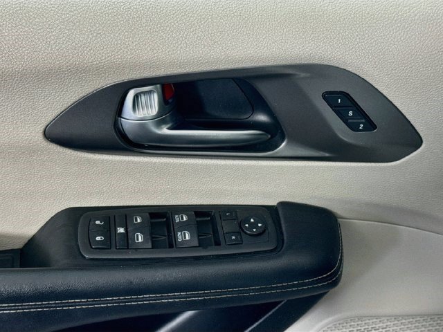 Used 2022 Chrysler Pacifica Touring-L FWD image 23