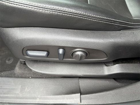 Used 2023 GMC Terrain SLT image 16