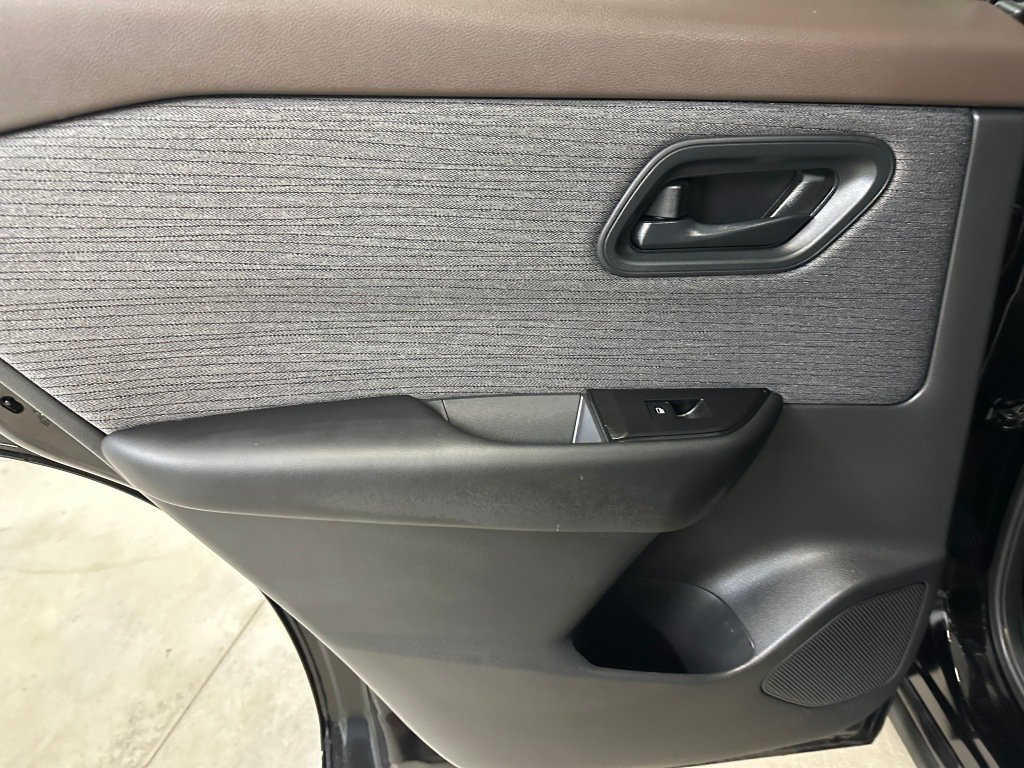 Used 2023 Nissan Rogue S AWD/4WD image 15
