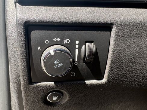 Used 2020 Jeep Grand Cherokee Altitude RWD image 16