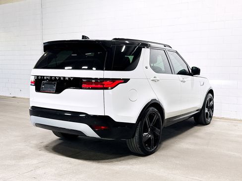 Used 2024 Land Rover Discovery Metropolitan Edition image 7