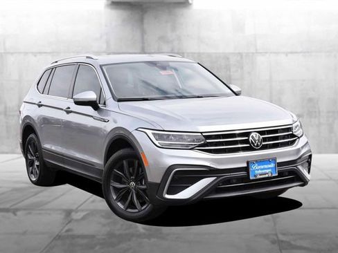 Certified 2024 Volkswagen Tiguan SE image 2