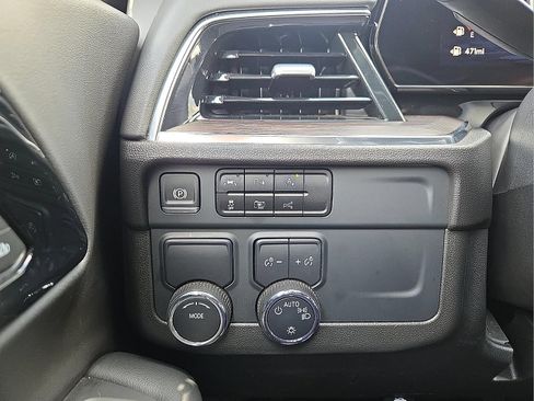 Used 2025 Chevrolet Suburban LT RWD image 19
