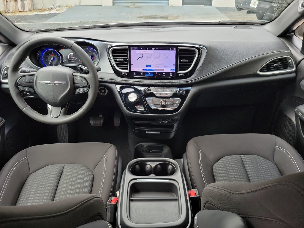 Used 2024 Chrysler Pacifica Touring FWD image 3