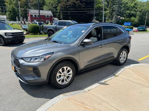 Used 2023 Ford Escape Active w/ Tech Pack #1 AWD/4WD image 3