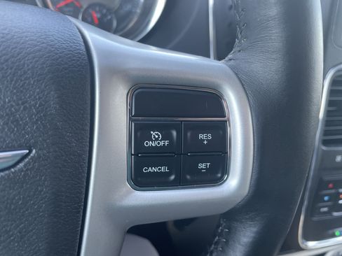 Used 2016 Chrysler Town & Country Touring FWD image 16