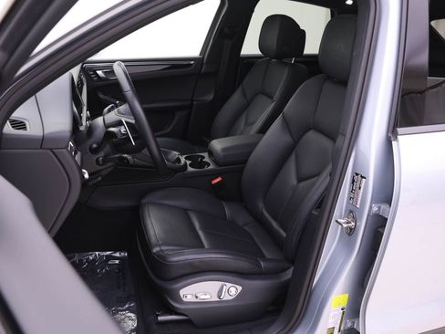 Certified 2024 Porsche Macan image 5