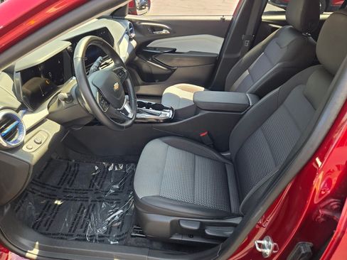 Certified 2025 Chevrolet Trax LT w/ LT Convenience Package FWD image 21