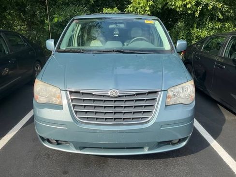 Used 2010 Chrysler Town & Country Touring FWD image 10