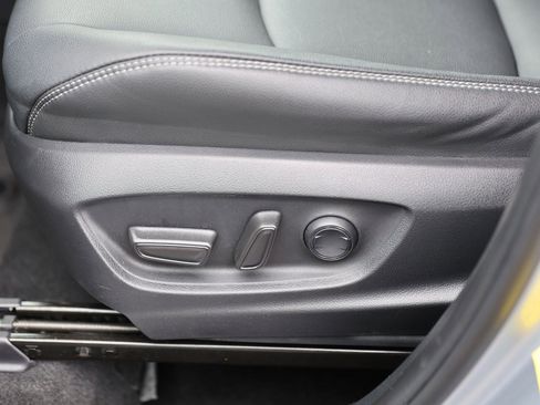 Used 2022 Toyota Corolla Cross XLE w/ Convenience Package image 19