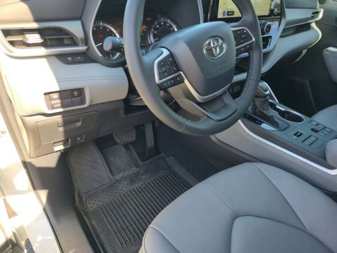 Used 2025 Toyota Highlander XLE AWD/4WD image 16