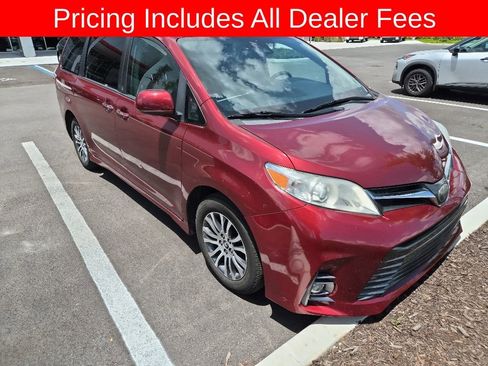 Used 2019 Toyota Sienna XLE w/ XLE Navigation Package FWD image 3