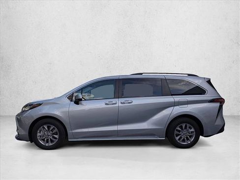 Used 2022 Toyota Sienna XLE image 9