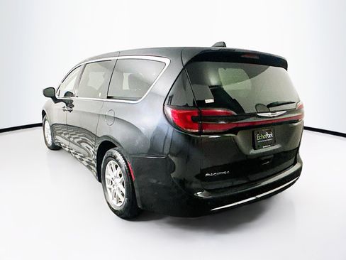 Used 2023 Chrysler Pacifica Touring-L image 5