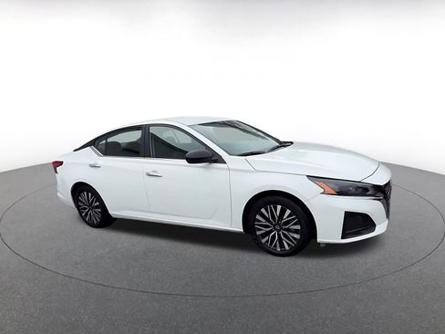 Used 2025 Nissan Altima 2.5 SV image 2