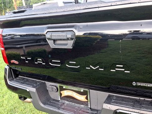 Used 2025 Toyota Tacoma TRD Sport AWD/4WD image 31
