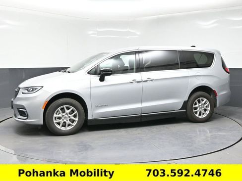 Used 2024 Chrysler Pacifica Touring-L FWD image 12