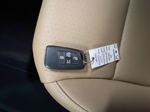 Used 2020 Volkswagen Atlas Cross Sport SE w/ Towing Package AWD/4WD image 28