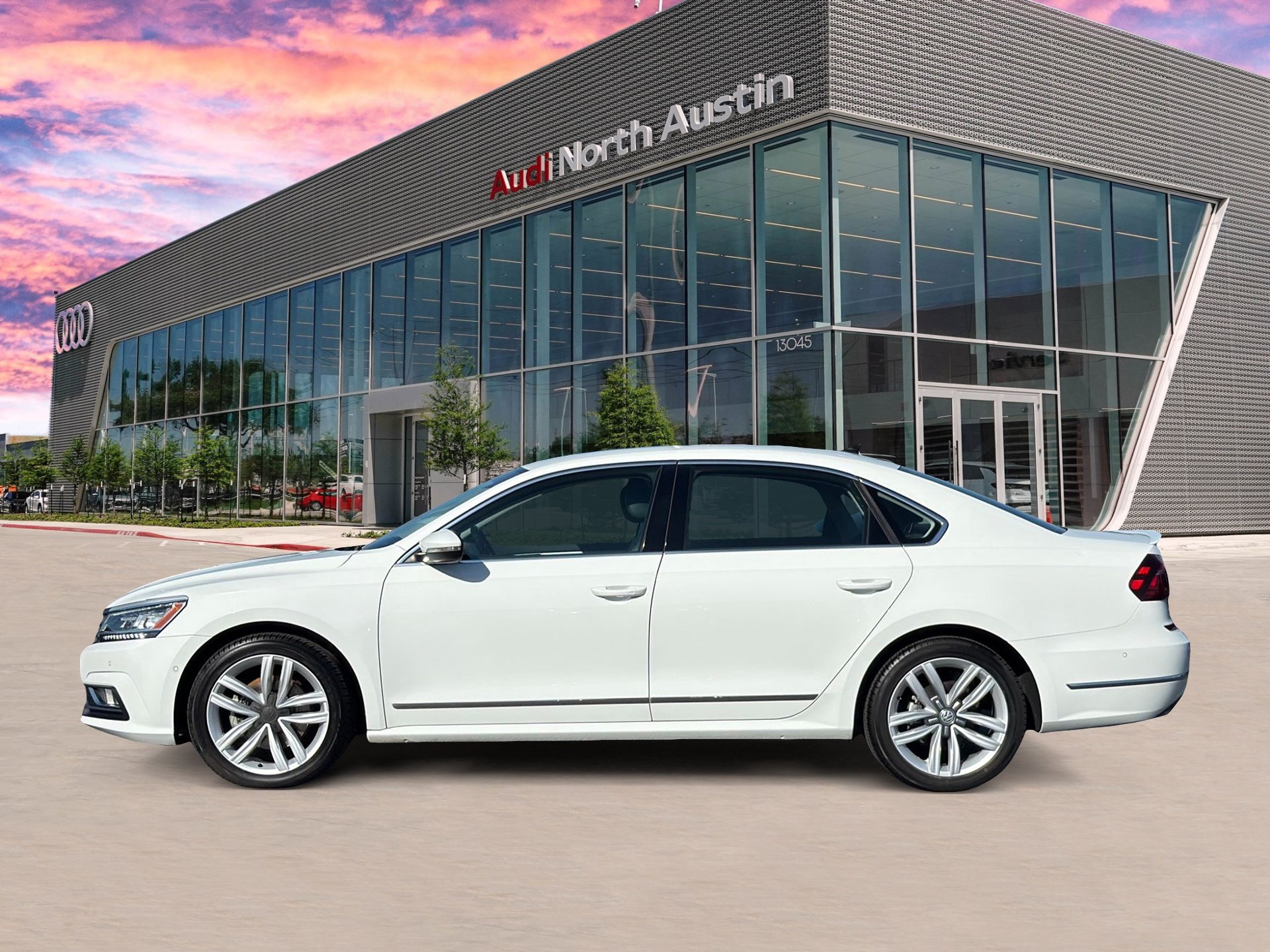 Used 2017 Volkswagen Passat 3.6 SEL Premium FWD image 4