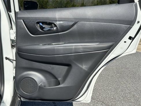 Certified 2020 Nissan Rogue SV image 17