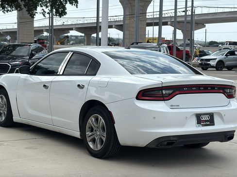 Used 2017 Dodge Charger SE w/ Popular Equipment Group RWD image 5