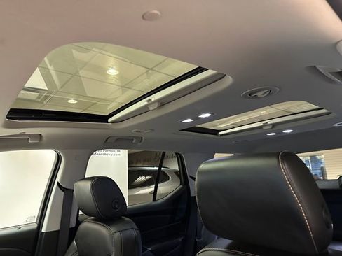 Used 2019 Chevrolet Traverse LT w/ LT Premium Package image 4