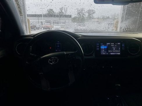 Used 2019 Toyota Tacoma TRD Sport AWD/4WD image 17