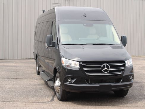Used 2023 Mercedes-Benz Sprinter 3500 image 11