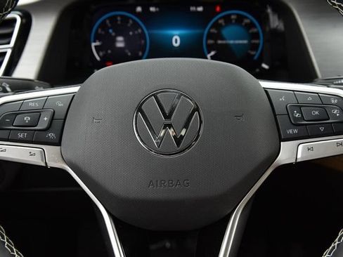 Used 2025 Volkswagen Atlas Cross Sport SE w/ Panoramic Sunroof Package FWD image 18