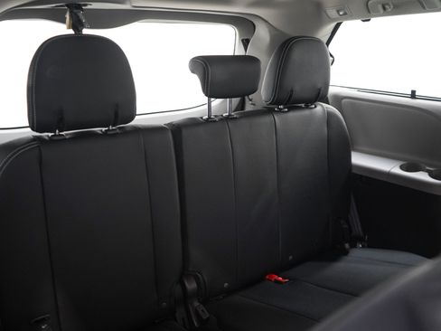 Used 2020 Toyota Sienna SE w/ Carpet Mat Package FWD image 13