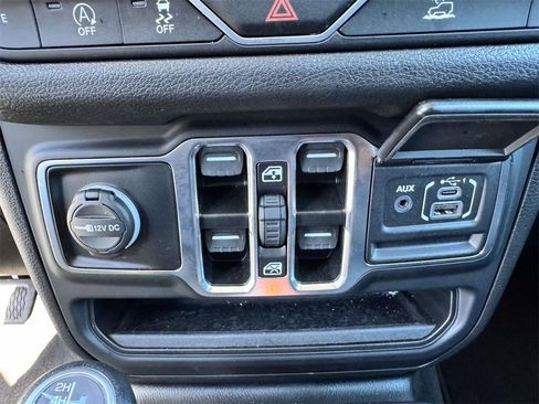 Used 2025 Jeep Gladiator Sport image 19