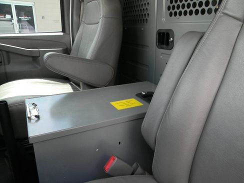 Used 2017 Chevrolet Express 2500 image 9