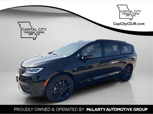 New 2026 Chrysler Pacifica Select w/ S Appearance Package image 1