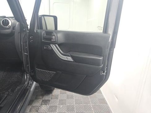 Used 2018 Jeep Wrangler Rubicon w/ Power Convenience Group AWD/4WD image 12
