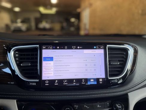 Used 2022 Chrysler Pacifica Limited FWD image 36