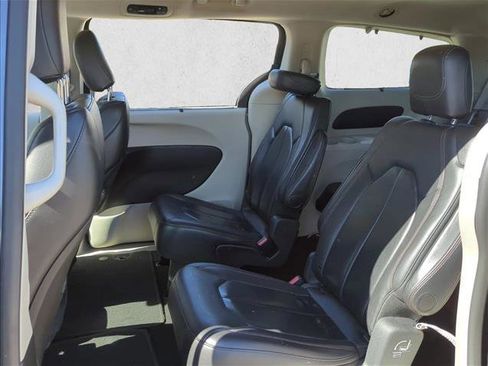 Used 2019 Chrysler Pacifica Touring-L image 18
