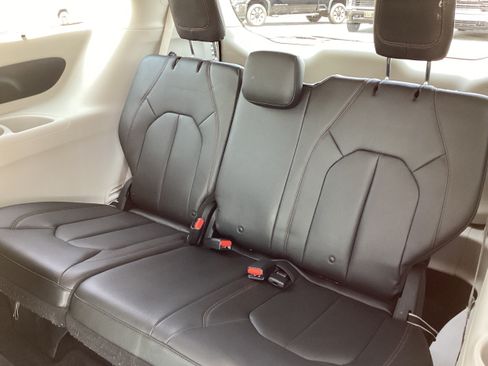 Used 2017 Chrysler Pacifica Touring-L FWD image 14