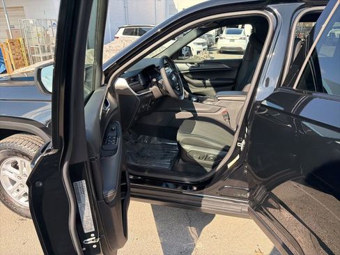 Used 2025 Jeep Grand Cherokee Laredo image 9